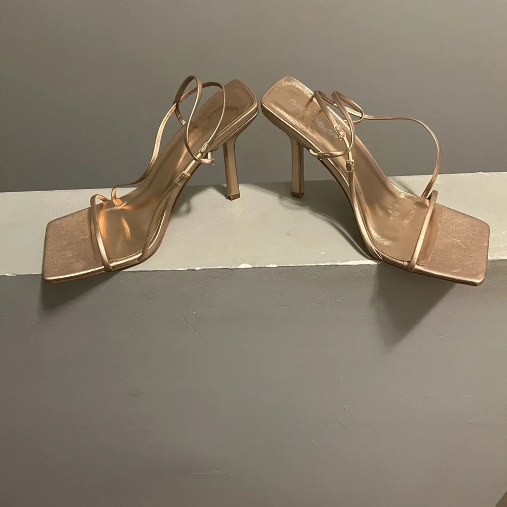 Public Desire Wide Fit Rayelle heeled sandals with square toes in rose gold - Picture 2 of 3
